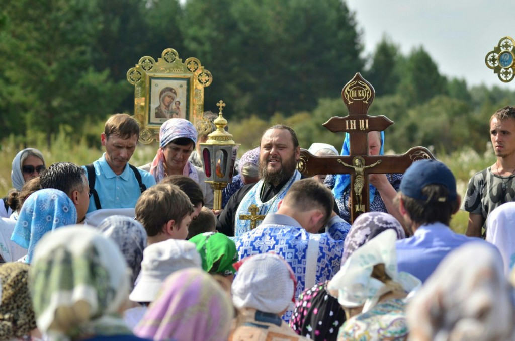 Крестный ход от храма Казанской Божией Матери в п.Затобольск к месту захоронения убиенных во время гонений на церковь