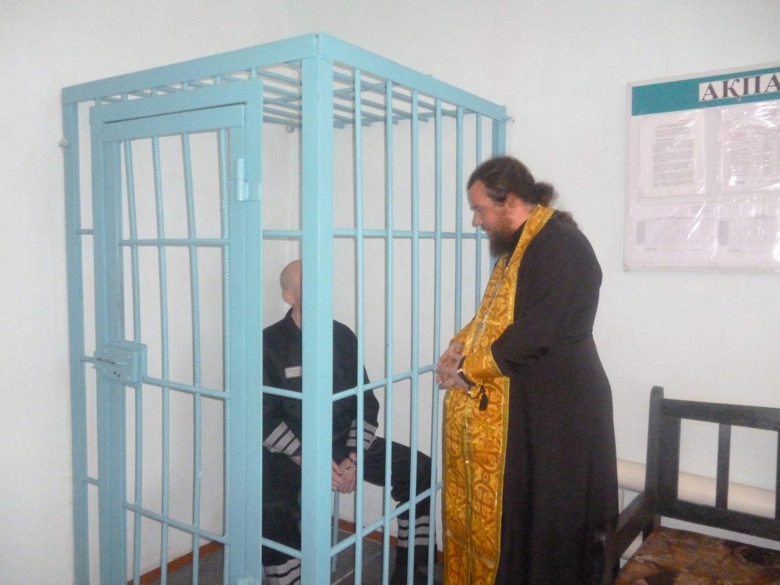 Фото 4: Беседа о. Максима с осужденным, приговоренным к пожизненному лишению свободы.  