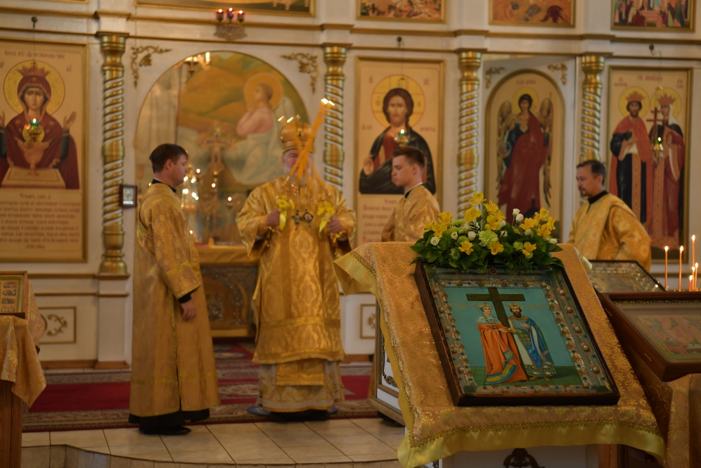 3.06.18 г. Епископ Костанайский и Рудненский Анатолий совершил Божественную Литургию в день памяти равноапостольных царя Константина и его матери царицы Елены.