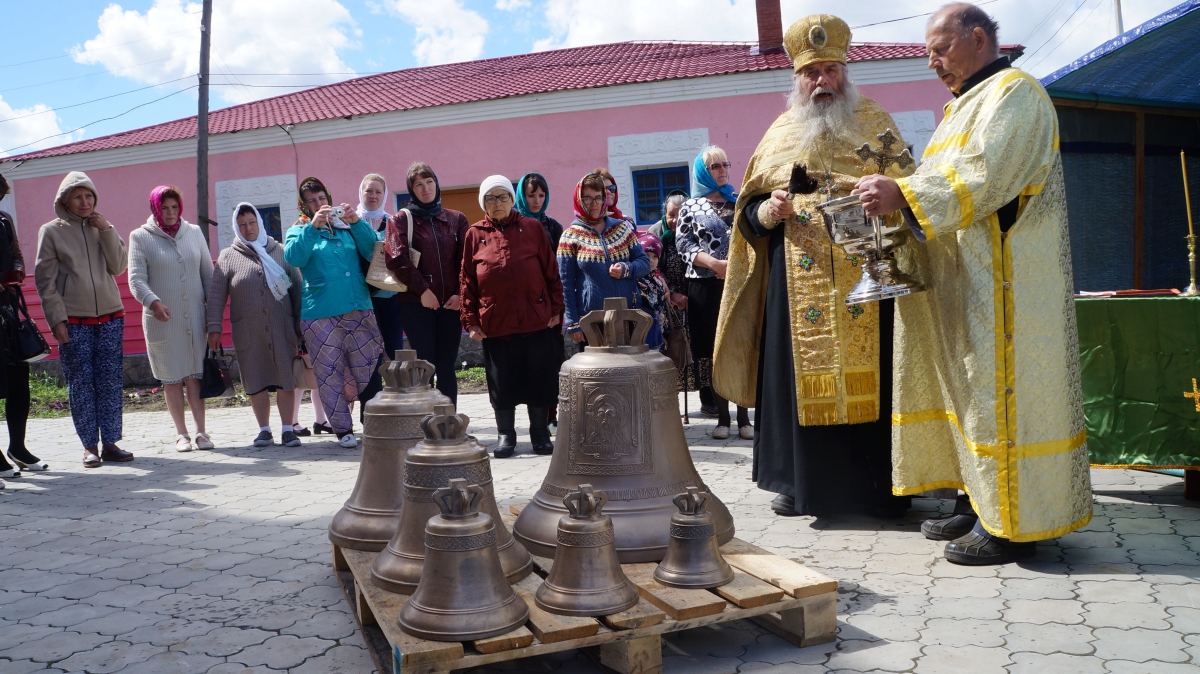 08.06.2018 г. Протоиерей Владимир Королев совершил освящение колоколов храма Косьмы и Дамиана в п. Боровское