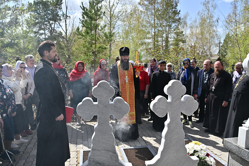 В завершении Светлой седмицы состоялось освящение надгробных крестов на могилах костанайских исповедников веры.